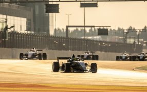 Sabor agridulce para Mari Boya tras conseguir el mejor tiempo en los entrenamientos libres en la Fórmula Regional de Medio Oriente