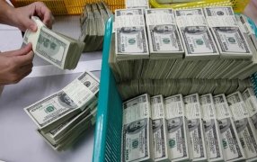 Por qué el dólar libre dio un nuevo salto y se acercó por primera vez a la barrera de los 600 pesos