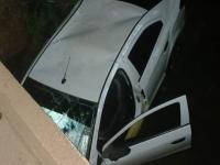 Un vehículo cayó a un arr