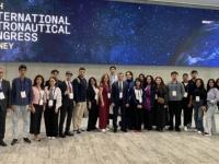 Jóvenes azerbaiyanos se d