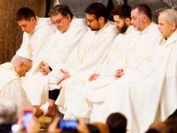 El Papa León XIV lava los
