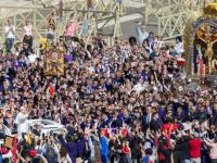 El Papa León XIV saluda c