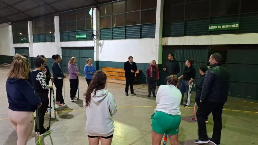 Apóstoles: El Ministro Adolfo Safrán junto al Gabinete Municipal realizaron una visita al equipo de las Mamis Hockey del Club Unión