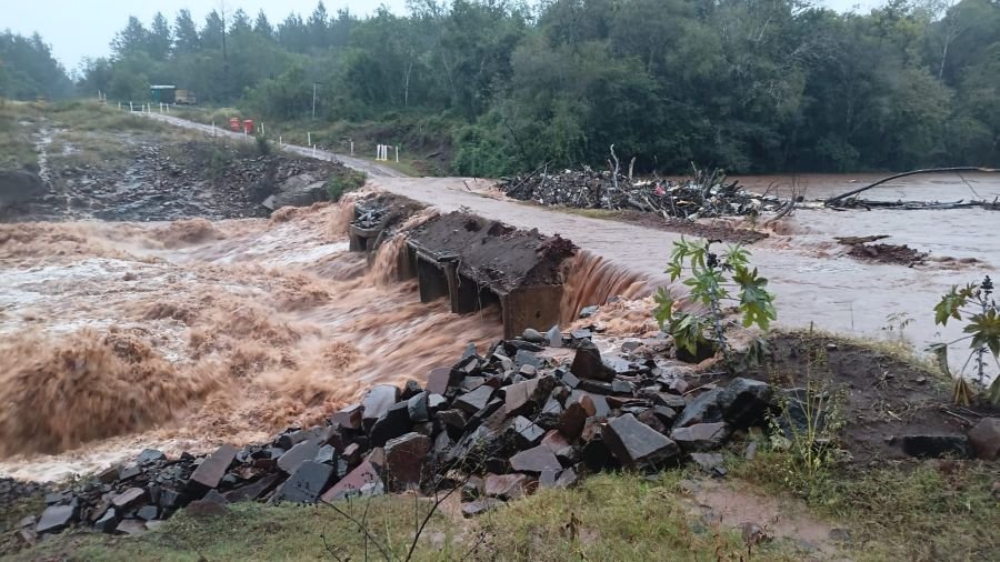 La Policía de Misiones cerró preventivamente el puente sobre el Arroyo Yabebiry para evitar riesgos por el temporal
