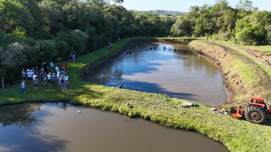 Propuesta que sigue creciendo en Semana Santa: Jornada de cosecha y venta de peces a pie de estanque en el Municipio de Apóstoles