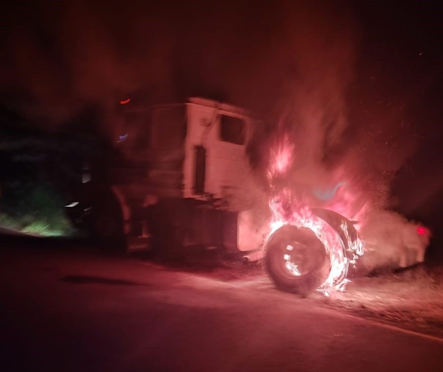 Piñalito Norte: Controlaron el incendio de un camión sobre la Ruta Nacional N° 101, los daños fueron únicamente materiales