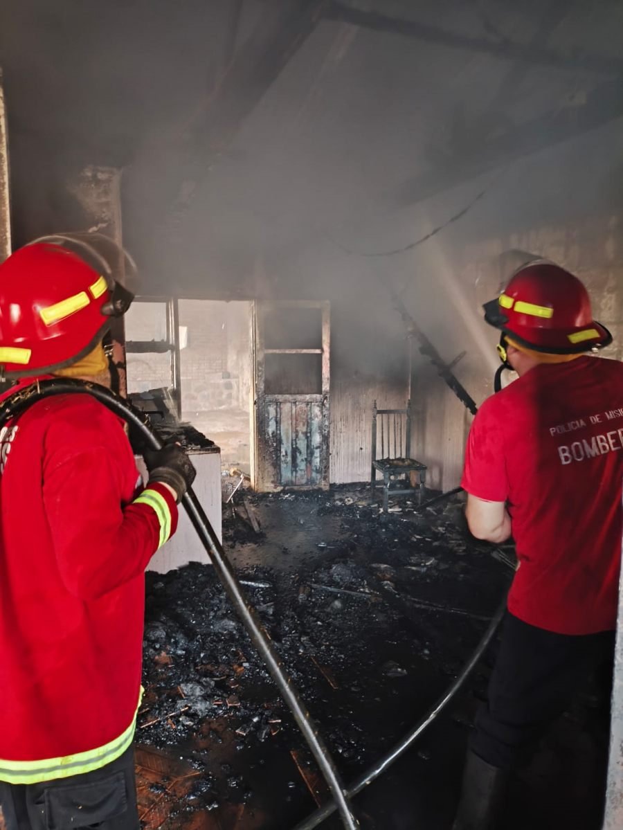 Apóstoles: Un incendio destruyó por completo una vivienda en un populoso barrio, no hubo personas lesionadas