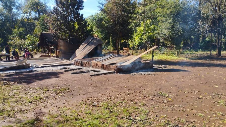 Puerto Iguazú: Un incendio arrasó con una casa y afectó otra vivienda en la aldea Mbocai Poty