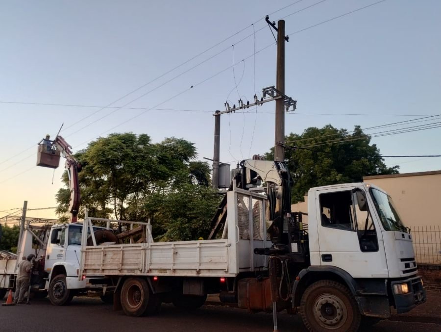 Energía de Misiones avanza con nuevas líneas compactas en media tensión para reforzar la red del Municipio de Apóstoles