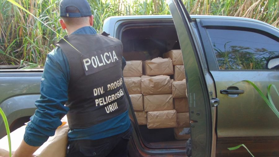 La Policía de Misiones frustró la fuga de una camioneta cargada con 900 kilos de droga valuada en más de 3.300 millones de pesos en la ciudad de Eldorado