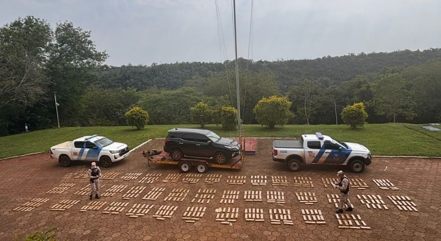 Prefectura Naval Argentina incautó casi media tonelada de droga en Misiones, durante el operativo, también se recuperó una camioneta robada en Brasil