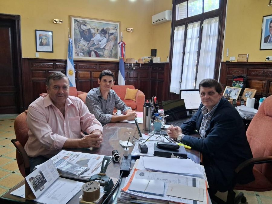 El Ministro Adolfo Safrán mantuvo un encuentro con el Intendente la localidad de Azara, Rodolfo Kuinaschuk, y el Secretario de Gobierno Municipal, Walter Alvez