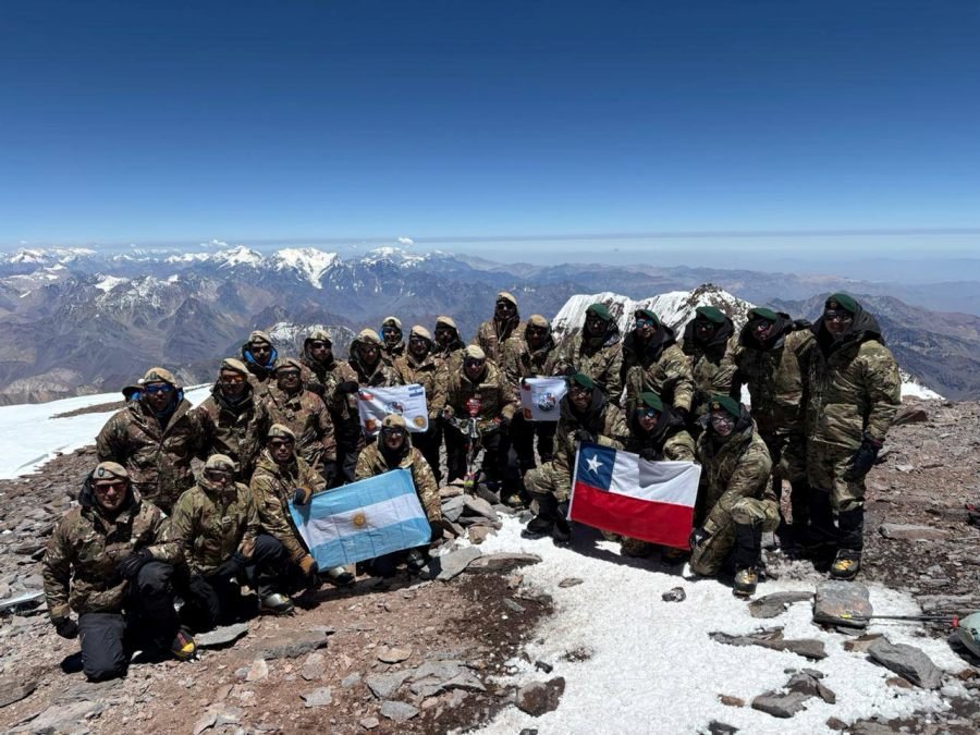 Ejércitos de Argentina y Chile coronaron juntos con éxito la cumbre del Cerro Aconcagua