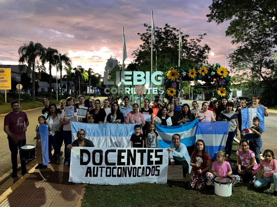 Colonia Liebig: Nuevamente docentes autoconvocados salieron a las calles, ante medidas que afectan sus condiciones salariales y la necesidad urgente de respuestas concretas