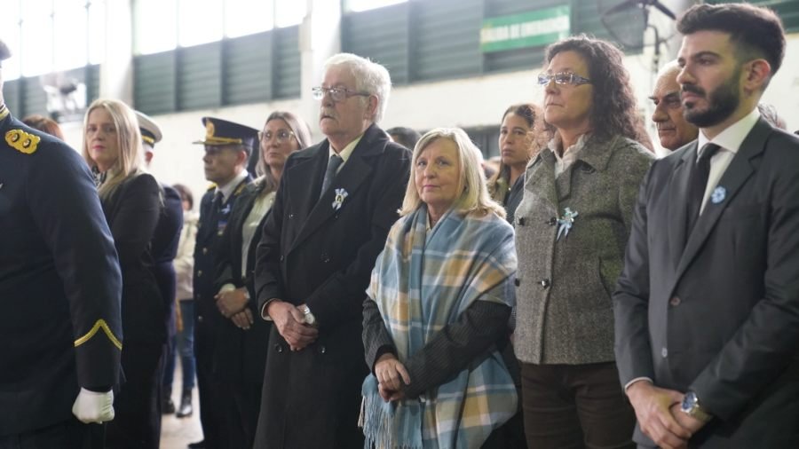 Apóstoles: Acto por el 216° Aniversario de la Revolución de Mayo, realizado en la Expo Yerba debido a las condiciones climáticas, que obligaron a suspender el tradicional desfile