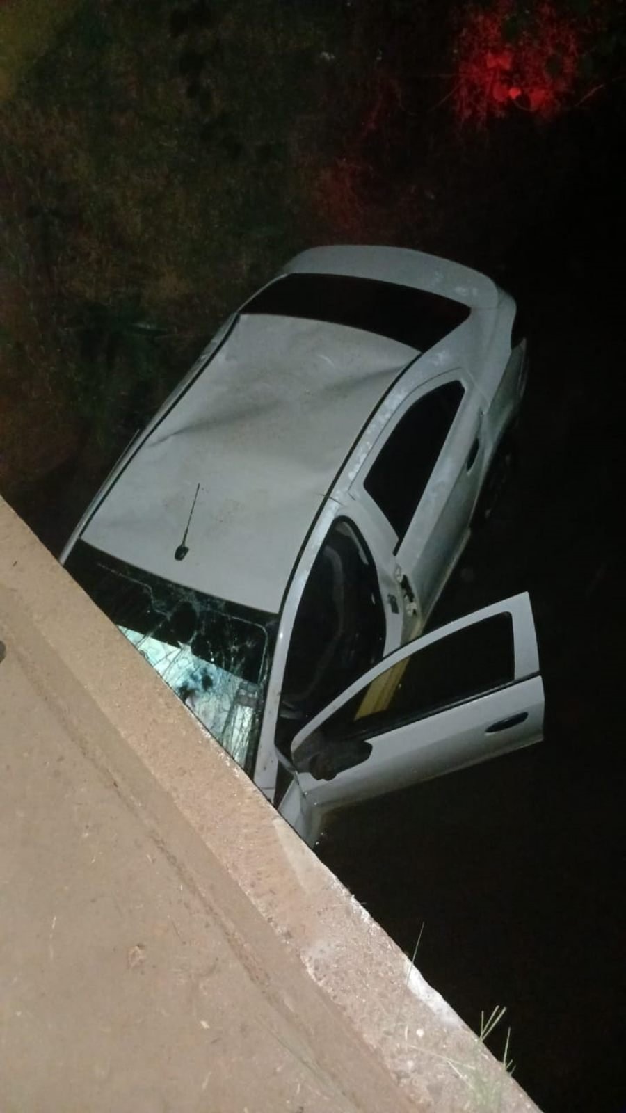 Un vehículo cayó a un arroyo sobre la Avenida Antártida Argentina en la localidad de Jardín América y una mujer resultó lesionada