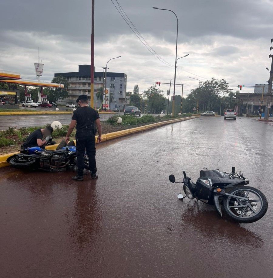 Jardín América: Despiste de dos motocicletas, ambos conductores fueron derivados al Hospital para evaluación y asistencia médica