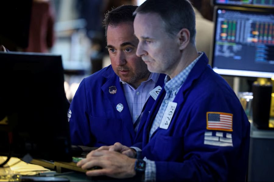 Subieron las acciones y el riesgo país quedó cerca de perforar los 400 puntos tras el anuncio del programa financiero