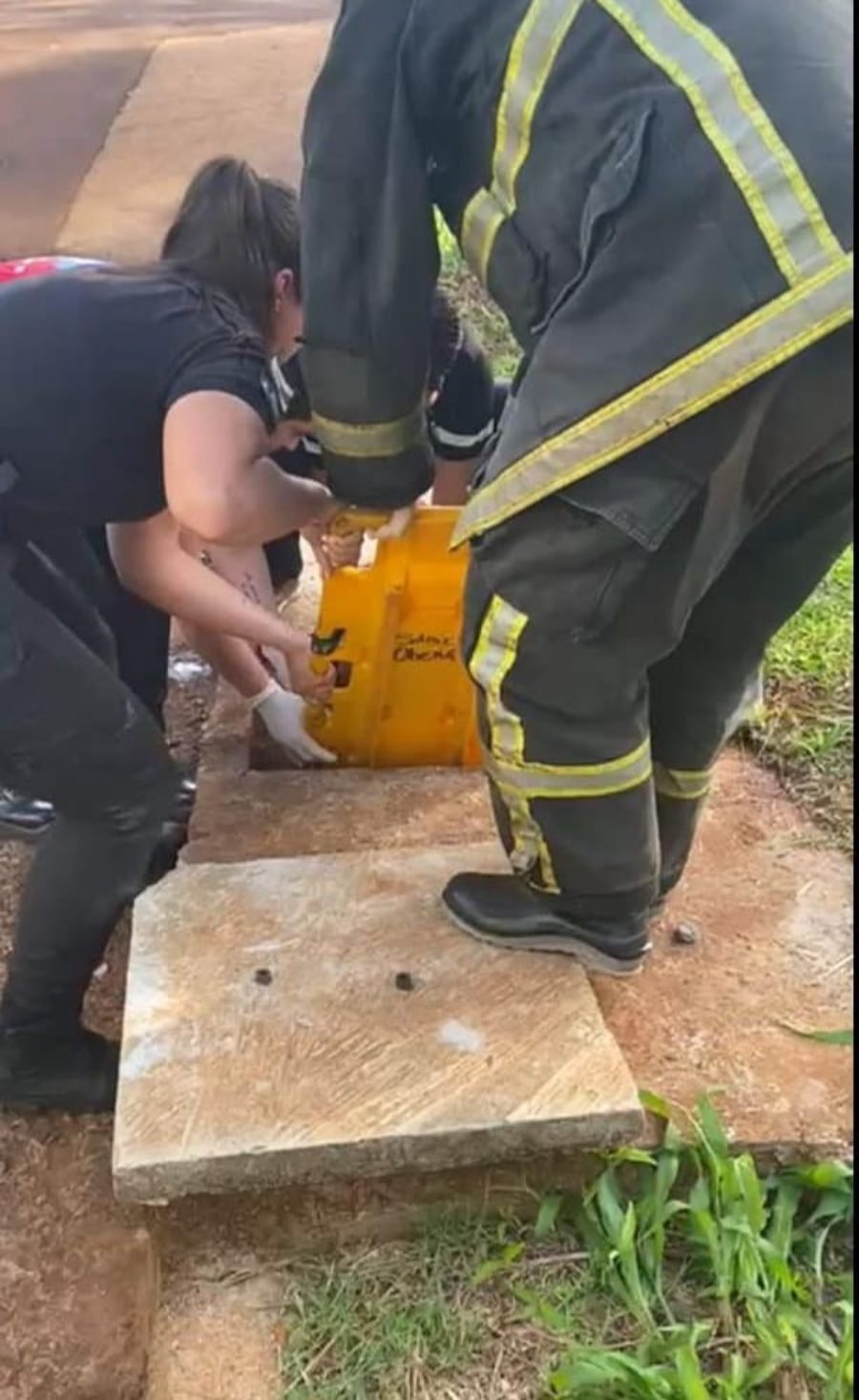 Bomberos en la ciudad de Oberá rescataron a una adolescente de 14 años atrapada e inconsciente en una alcantarilla
