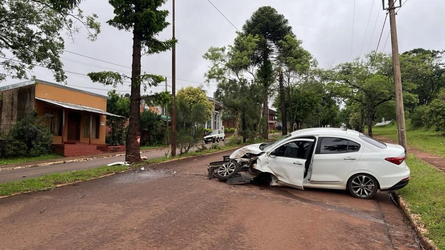 Una mujer resultó lesionada tras impactar su automóvil contra un árbol en la ciudad de Leandro N. Alem