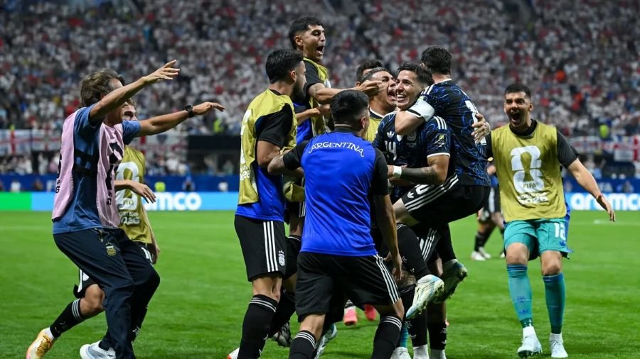 Argentina hace historia: Le dio vuelta el partido a Inglaterra, ganó 2 a 1 y jugará la final del Mundial por segunda vez consecutiva