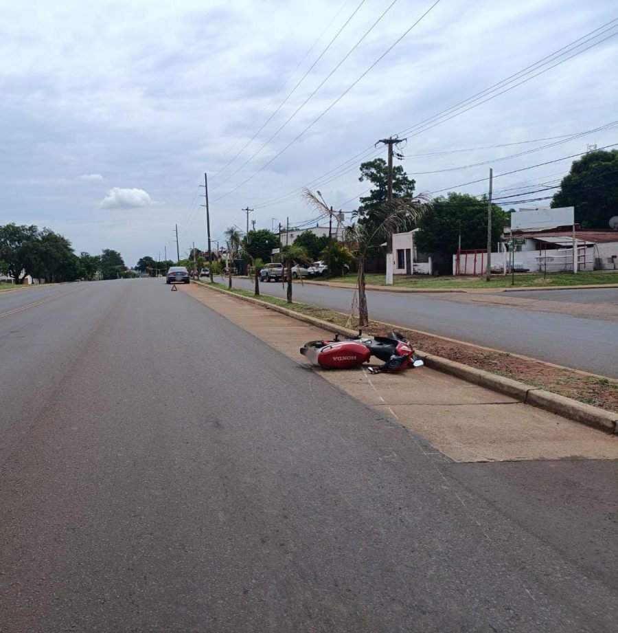 Posadas: Siniestro vial entre un automóvil y una motocicleta dejó un hombre lesionado