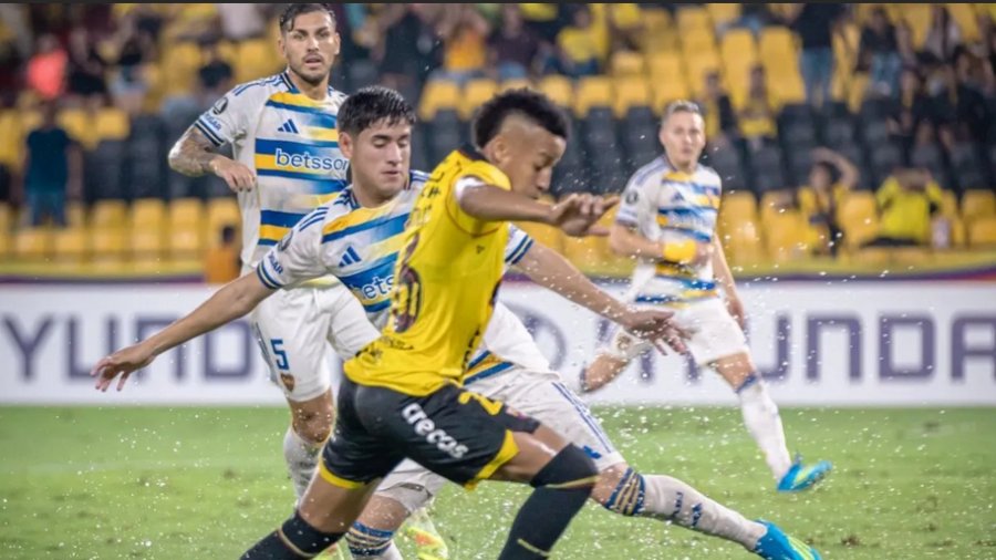 En un partido accidentado y con expulsados, Boca Juniors cayó frente al Barcelona SC en Guayaquil y complicó la clasificación