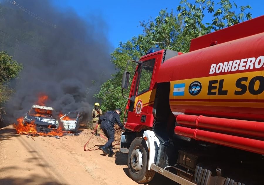 El Soberbio: Un vehículo se incendió por completo mientras circulaba por un camino terrado, no hubo personas lesionadas