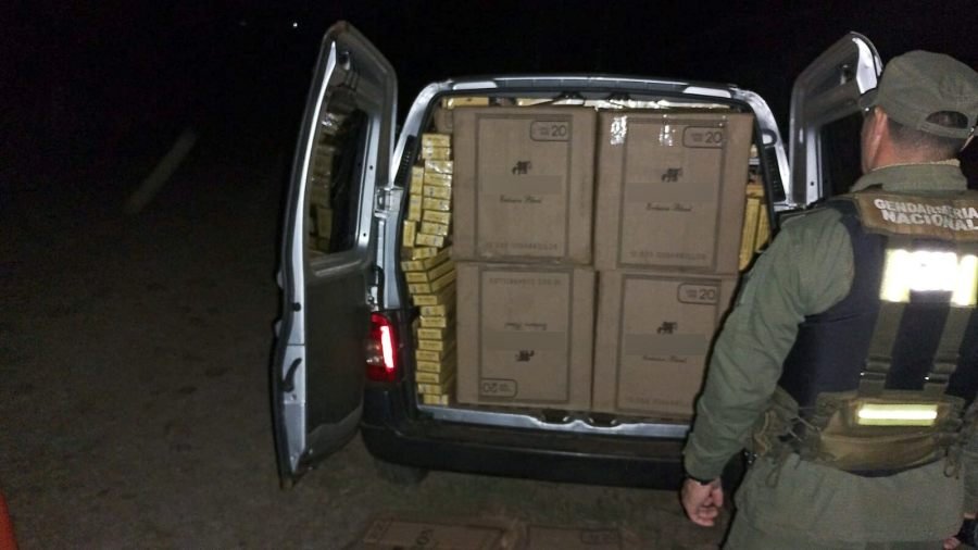 Transportaban más de 16 mil paquetes de cigarrillos de contrabando: Se trató de dos personas a bordo de un vehículo utilitario