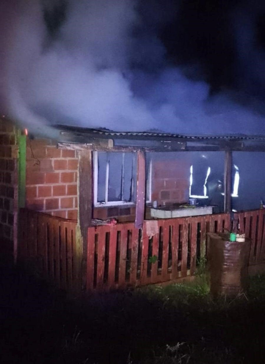 Santiago de Liniers: Se incendió una vivienda y su propietaria fue asistida por la Policía de Misiones