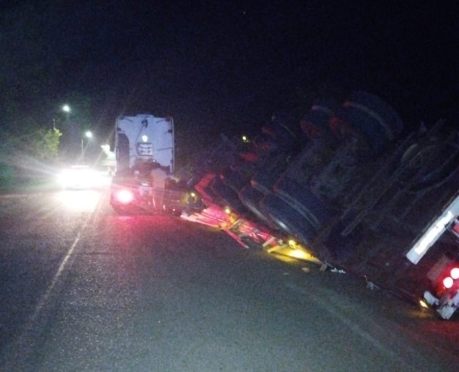 Misiones: Un camión cargado con madera volcó sobre la Ruta Provincial Nº 3, en jurisdicción del Municipio de Cerro Corá, no hubo lesionados