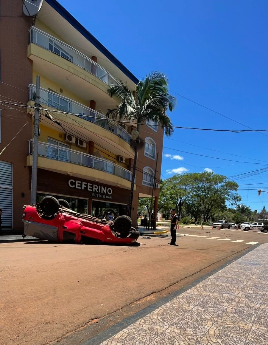 San Vicente: Un adolescente de 16 años manejaba una camioneta, colisionó con un automóvil y volcó y quedó en posición invertida sobre la calzada