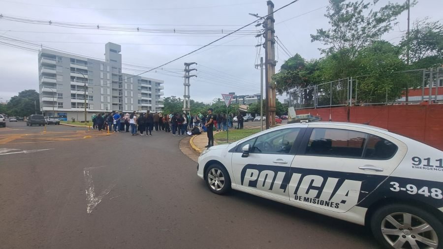 Posadas: Manifestantes interrumpieron el tránsito sobre calle Gendarmería Nacional, en reclamo de un aumento salarial
