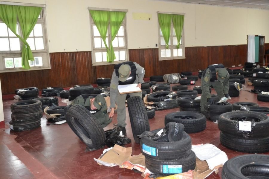 Gendarmería Nacional aperturó encomiendas que contenían neumáticos: Se trataron de 169 bultos interdictados en la localidad correntina de Santo Tomé