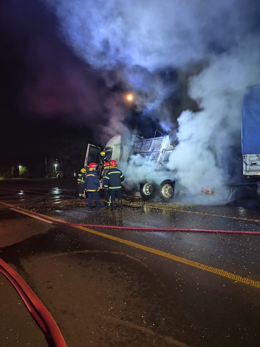 Colonia Guaraní: Tres dotaciones de bomberos evitaron que un incendio consumiera por completo un camión cargado con 30 toneladas de maíz sobre la Ruta Nacional N° 14