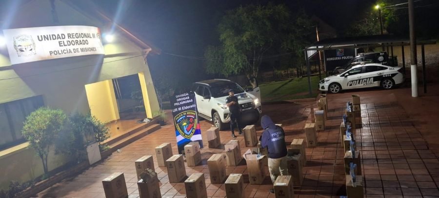 Una camioneta en fuga fue interceptada por la Policía de Misiones sobre la Ruta Nacional N° 12, era robada en el Brasil y transportaba un millonario contrabando