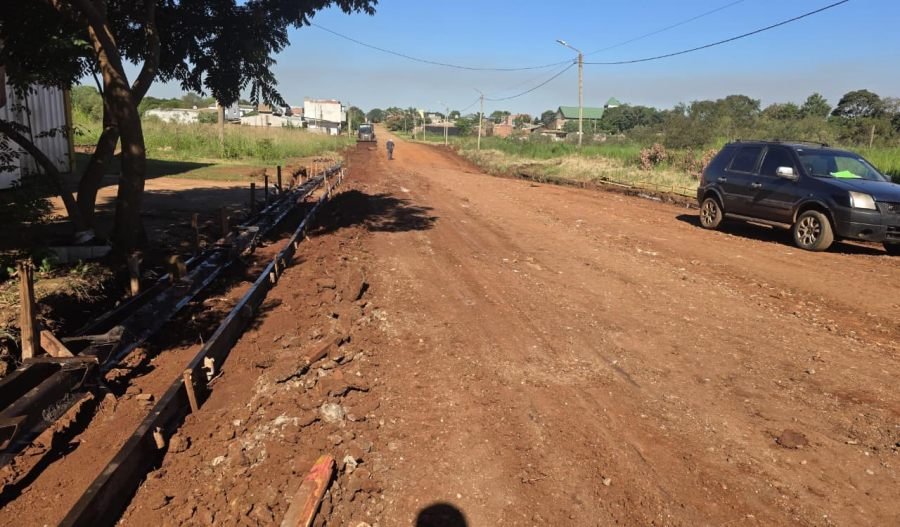 Apóstoles: Comenzaron los trabajos de cordón cuneta sobre calle Las Tunas, en uno de los accesos al Barrio Comandante Andresito