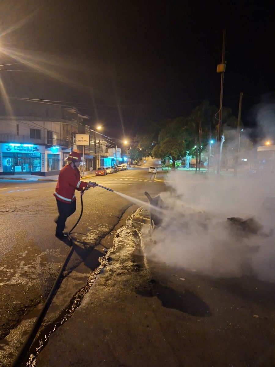 Registrado por cámaras: Detuvieron al presunto responsable del incendio de contenedores en la zona céntrica de la ciudad de Oberá