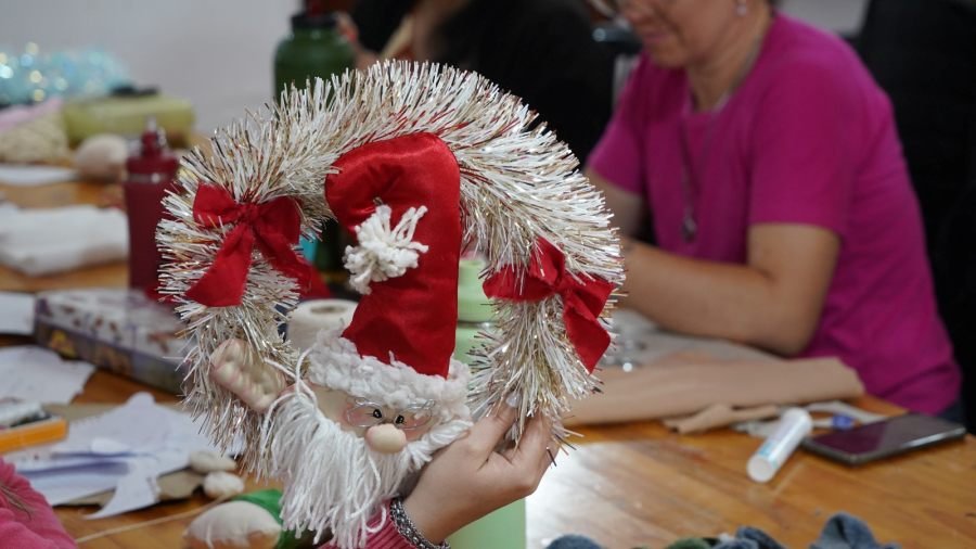 Apóstoles: Se realizó el taller de Coronas Navideñas