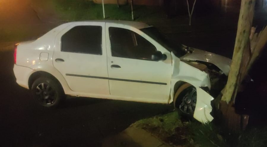 Posadas: Conductor de un automóvil derribó dos postes de alumbrado público tras despistar, y el test de alcoholemia arrojó resultado positivo, por lo que fue arrestado