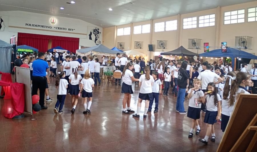 Apóstoles Este día viernes, en el Instituto Superior Cristo Rey se realizó la "Expo Contable 2025", donde participaron alumnos del cuarto y quinto años de la institución educativa