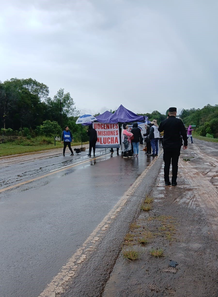 Jardín América: Esta mañana, un grupo de aproximadamente 25 docentes autoconvocados realizan un corte total sobre la Ruta Nacional N° 12