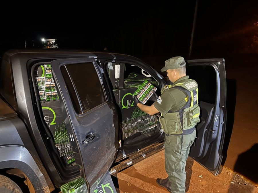 El vehículo poseía pedido de secuestro: Gendarmería Nacional secuestró más de 25 mil paquetes de cigarrillos