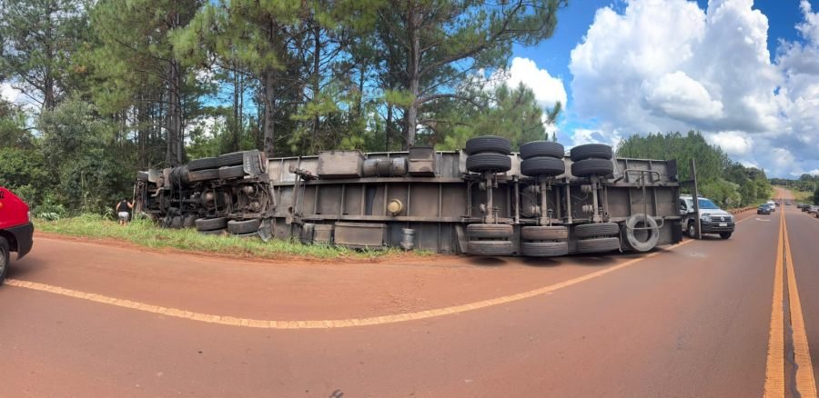 Misiones: Volcó un camión cargado con peras sobre la Ruta Nacional N° 14, en jurisdicción de la localidad de San Pedro