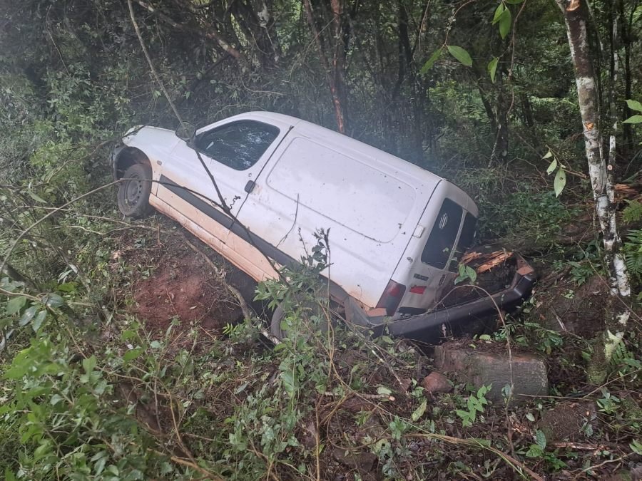 Misiones: Despiste de un automóvil sobre la Ruta Nacional Nº 12, en jurisdicción del Municipio de Garuhapé, dejó cinco personas lesionadas