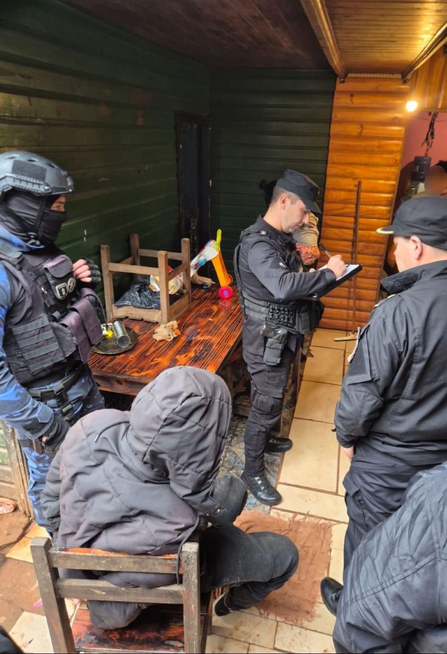 Dos individuos detenidos tras enfrentarse a la Policía de Misiones con machetes y cuchillos durante un allanamiento por un robo en la ciudad de Puerto Iguazú