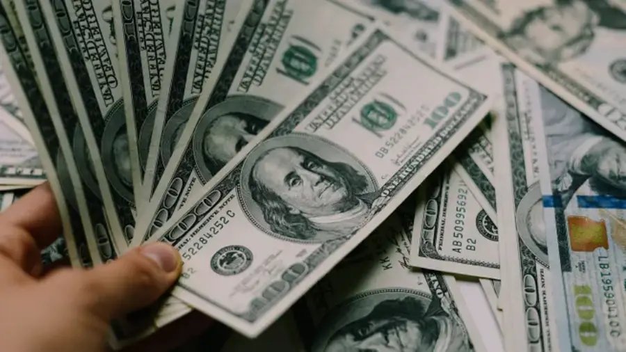 La brecha con el techo superó el 20%: El dólar oficial volvió a caer y en el Banco Nación perforó los 1.400 pesos por primera vez en un mes
