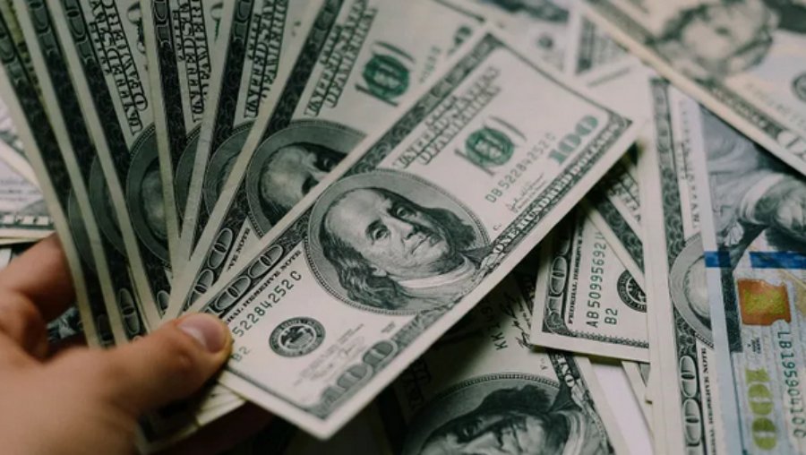 Cede casi 5% en lo que va del mes de Febrero: El dólar minorista cayó por debajo de los 1.400  pesos y tocó un mínimo en más de cuatro meses