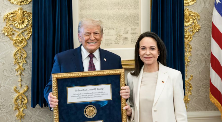Durante su encuentro, María Corina Machado le regaló su medalla del Premio Nobel de la Paz al Presidente Donald Trump