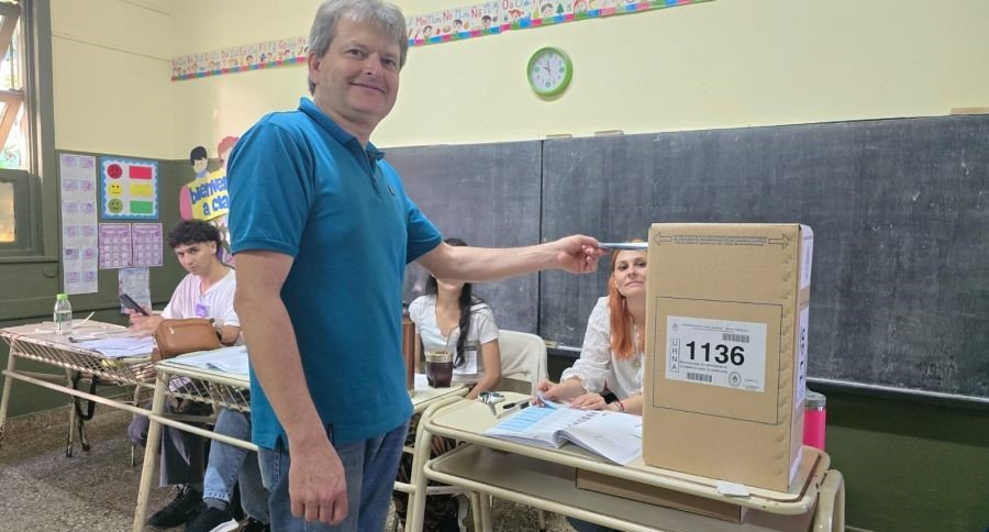El Intendente de la localidad misionera de Cerro Azul, Gaspar Dudek, emitió su voto en la Escuela Provincial N° 98, al filo del cierre del comicio
